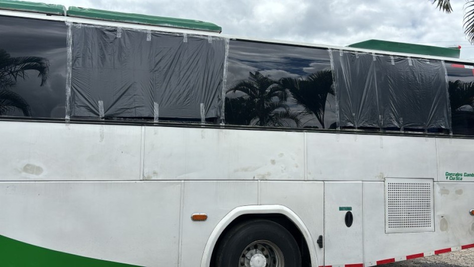 Así quedó un bus de la caravana de hinchas del Once Caldas que fue atacada anoche. Así quedó un bus de la caravana de hinchas del Once Caldas que fue atacada anoche.
