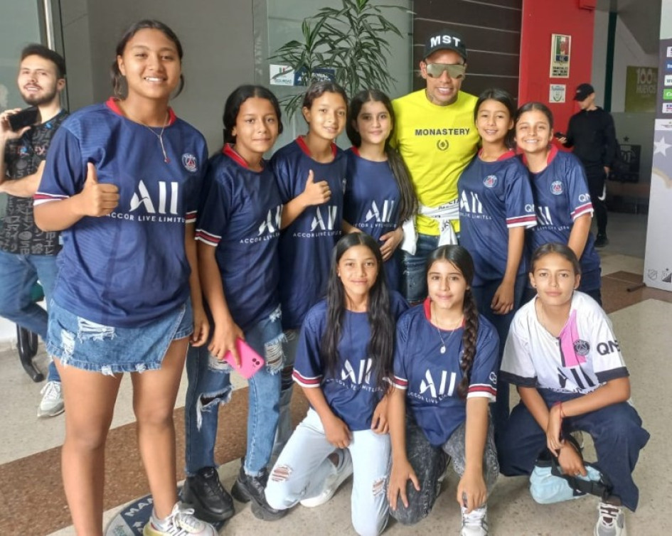 Las niñas del colegio Francisco José de Caldas de Pácora posan para la foto con Dayro Moreno. Ellas juegan las finales departamentales intercolegiadas. Las niñas del colegio Francisco José de Caldas de Pácora posan para la foto con Dayro Moreno. Ellas juegan las finales departamentales intercolegiadas.
