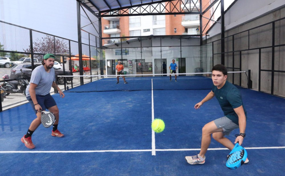 Desde febrero pasado dos nuevos espacios deportivos, para practicar el pádel, se abrieron en Manizales. Pádel Place, en Expoferias, y Open Pádel, en el sector El Cable (antiguo mall de Conavi) traen este deporte a la ciudad. Desde febrero pasado dos nuevos espacios deportivos, para practicar el pádel, se abrieron en Manizales. Pádel Place, en Expoferias, y Open Pádel, en el sector El Cable (antiguo mall de Conavi) traen este deporte a la ciudad.