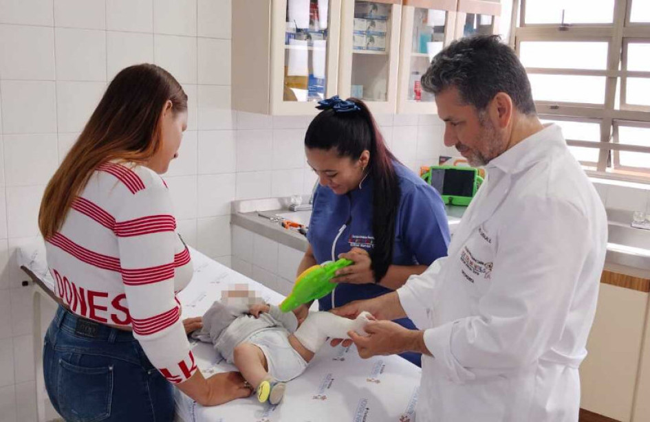 Gisella Parrado llevó a su hijo Emanuel a control en el Hospital Infantil Rafael Henao Toro. Aparecen con ellos, en la imagen, la enfermera Yumara Cadavid y el ortopedista David Fernando Carvajal Escobar. Gisella Parrado llevó a su hijo Emanuel a control en el Hospital Infantil Rafael Henao Toro. Aparecen con ellos, en la imagen, la enfermera Yumara Cadavid y el ortopedista David Fernando Carvajal Escobar.
