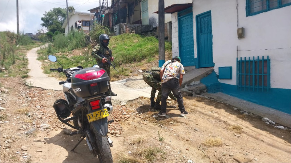 En la vereda Juan Pérez de Anserma les robaron las pertenencias a seis personas y lesionaron a bala a dos. En la vereda Juan Pérez de Anserma les robaron las pertenencias a seis personas y lesionaron a bala a dos.