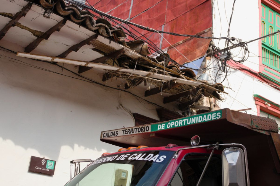 El alera de la Casa Carola de Salamina, de cerca de 150 años, sufrió daños provocados por una volqueta que transportaba una retroexcavadora. El alera de la Casa Carola de Salamina, de cerca de 150 años, sufrió daños provocados por una volqueta que transportaba una retroexcavadora.