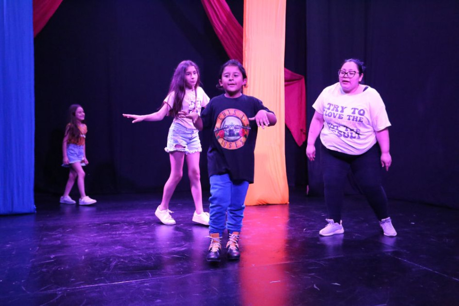 La clase esta a cargo de Andrea Loaiza, licenciada en Artes Escénicas con énfasis en teatro. La clase esta a cargo de Andrea Loaiza, licenciada en Artes Escénicas con énfasis en teatro.
