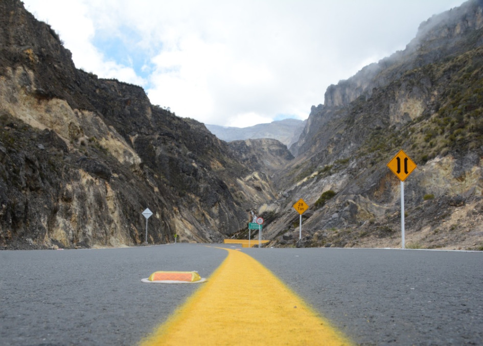 El turismo y el comercio se abren paso en la vía de 54,6 kilómetros que conecta Manizales con Murillo (Tolima). Transportadores agradecen la reducción del tiempo de viaje. Comerciantes del sector ven una oportunidad económica en el aumento de visitantes. La ruta, pavimentada desde septiembre del año pasado, tiene un avance de obras del 97%. El turismo y el comercio se abren paso en la vía de 54,6 kilómetros que conecta Manizales con Murillo (Tolima). Transportadores agradecen la reducción del tiempo de viaje. Comerciantes del sector ven una oportunidad económica en el aumento de visitantes. La ruta, pavimentada desde septiembre del año pasado, tiene un avance de obras del 97%.