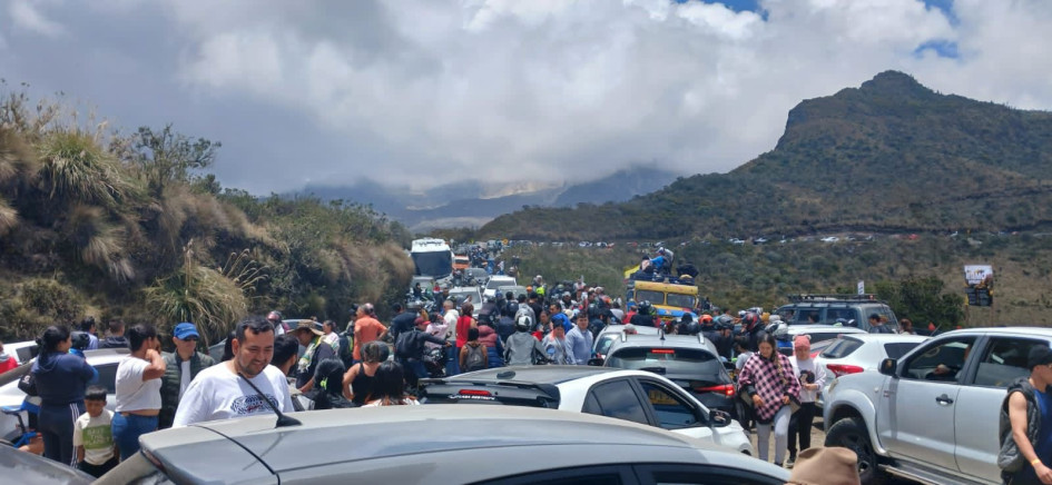El tráfico de la conexión entre Manizales y Murillo (Tolima) colapsó el domingo por el gran número de carros parqueados en la calzada, reconoció Francisco Romero Ferro, gerente de la Concesionaria Alternativas Viales, que administra la ruta. Con el compromiso de que el caos no se repita, Romero anunció nuevas medidas en el trayecto. El tráfico de la conexión entre Manizales y Murillo (Tolima) colapsó el domingo por el gran número de carros parqueados en la calzada, reconoció Francisco Romero Ferro, gerente de la Concesionaria Alternativas Viales, que administra la ruta. Con el compromiso de que el caos no se repita, Romero anunció nuevas medidas en el trayecto.