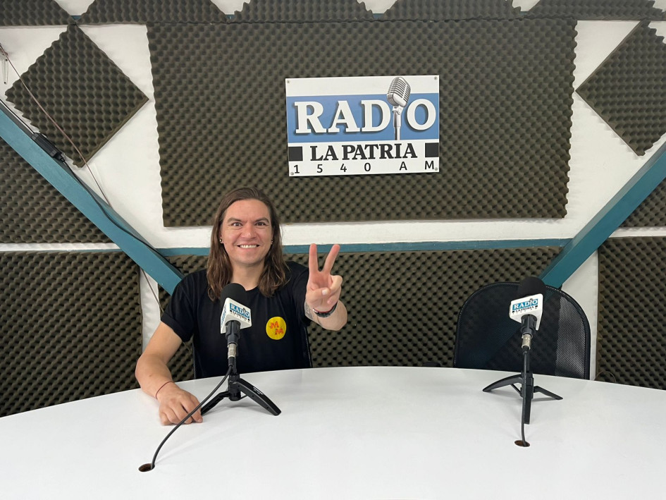 Felipe Serrano, artista manizaleño conocido como Mr. Serranovski. Felipe Serrano, artista manizaleño conocido como Mr. Serranovski.