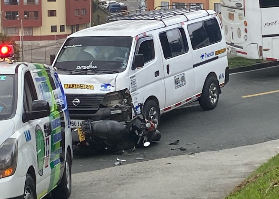 Este es el choque entre el colectivo y la moto. Una persona lesionada. Este es el choque entre el colectivo y la moto. Una persona lesionada.
