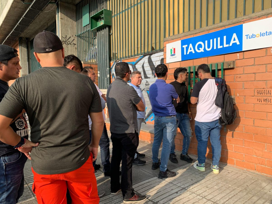 Los aficionados en las afueras del Palogrande, comprando las boletas para el domingo, para el partido Once Caldas - Envigado Los aficionados en las afueras del Palogrande, comprando las boletas para el domingo, para el partido Once Caldas - Envigado