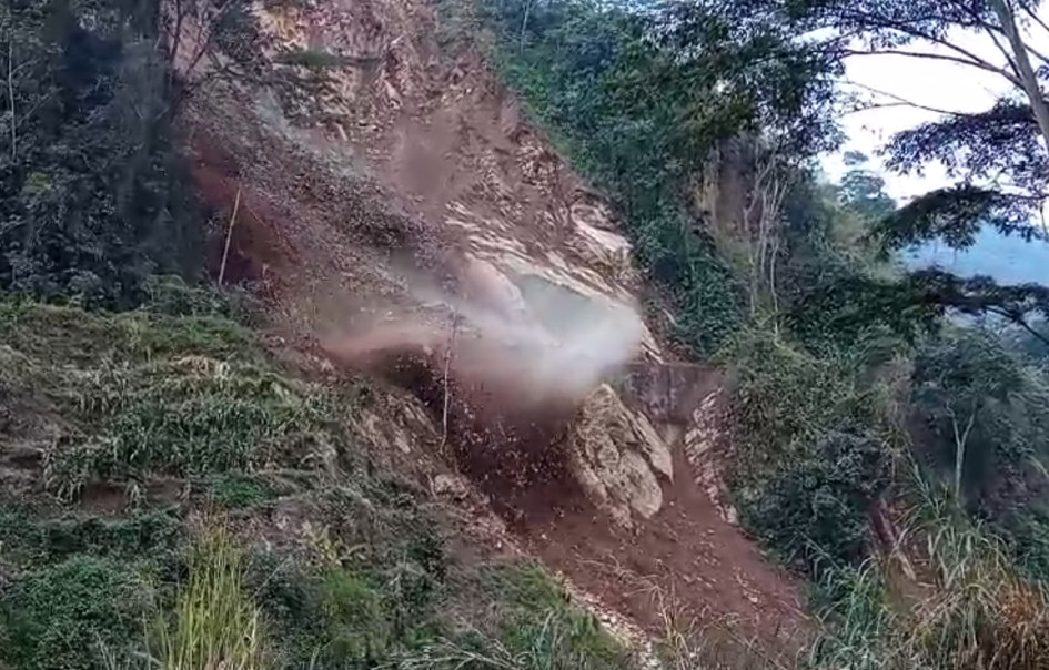 Una persona que se encontraba en el sector grabó el momento en el que se presentó el deslizamiento. Una persona que se encontraba en el sector grabó el momento en el que se presentó el deslizamiento.