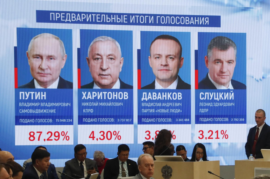 Observadores y periodistas internacionales frente a una pantalla que muestra los resultados preliminares de las elecciones presidenciales en la Comisión Electoral Central en Moscú, Rusia, este lunes. Observadores y periodistas internacionales frente a una pantalla que muestra los resultados preliminares de las elecciones presidenciales en la Comisión Electoral Central en Moscú, Rusia, este lunes.