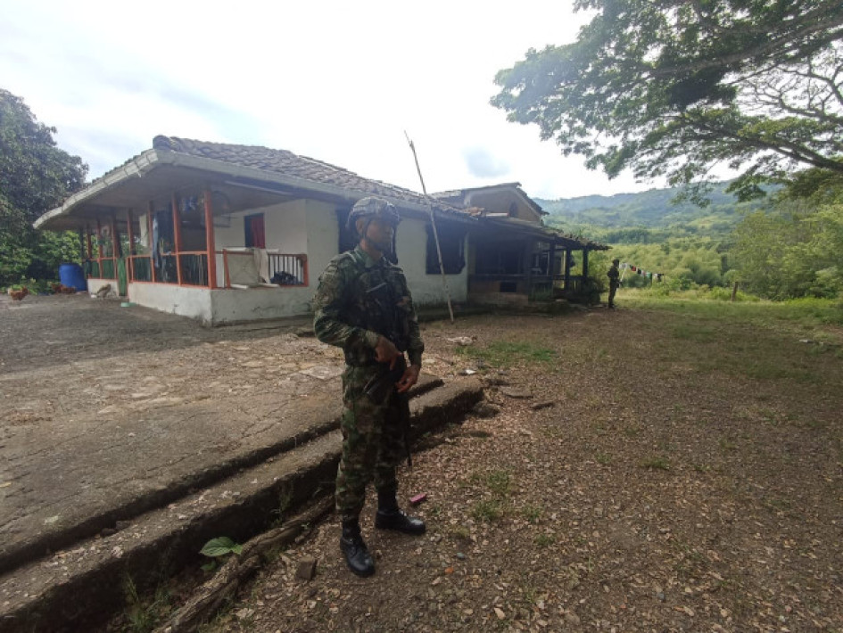 El Ejército Nacional y la Fiscalía General de la Nación aplicaron en mayo del 2023 extinción de dominio a tres inmuebles en la vereda La Primavera de San José (Caldas), avaluados en $3 mil millones, los cuales pertenecerían a Carlos Mario Jiménez Naranjo, alias Macaco. El Ejército Nacional y la Fiscalía General de la Nación aplicaron en mayo del 2023 extinción de dominio a tres inmuebles en la vereda La Primavera de San José (Caldas), avaluados en $3 mil millones, los cuales pertenecerían a Carlos Mario Jiménez Naranjo, alias Macaco.