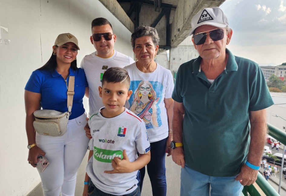 Edinael e Hilda Rosa (d), los padres de Dayro Moreno. Los acompañan Marcio y Juan Andrés Godoy Moreno, hermano y sobrino, y Camila Rodríguez, cuñada del jugador. Edinael e Hilda Rosa (d), los padres de Dayro Moreno. Los acompañan Marcio y Juan Andrés Godoy Moreno, hermano y sobrino, y Camila Rodríguez, cuñada del jugador.