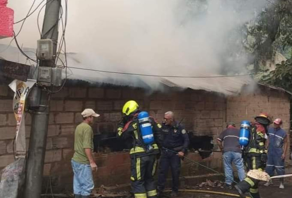 Esta es la casa incendiada en Marmato. Esta es la casa incendiada en Marmato.