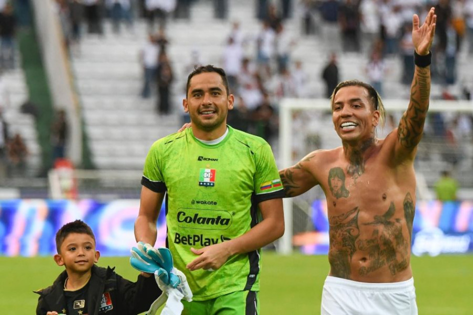 El arquero James Aguirre y el goleador Dayro Moreno el lunes en el estadio Palogrande, tras la victoria 1-0 ante Alianza FC. El arquero James Aguirre y el goleador Dayro Moreno el lunes en el estadio Palogrande, tras la victoria 1-0 ante Alianza FC.