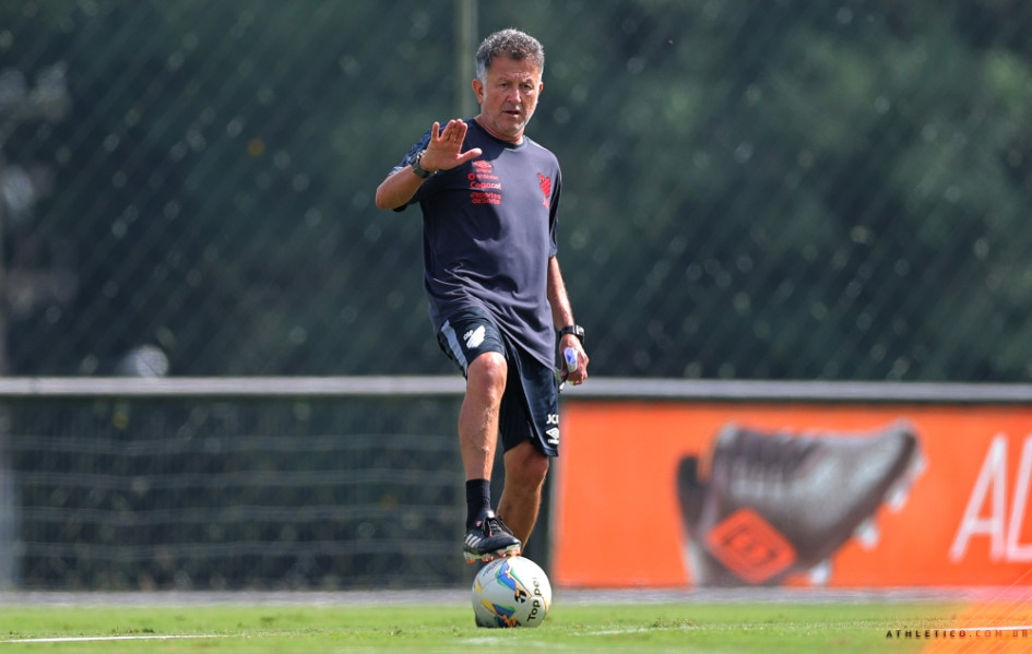 Juan Carlos Osorio en un entrenamiento de Athletico Parananese. Juan Carlos Osorio en un entrenamiento de Athletico Parananese.
