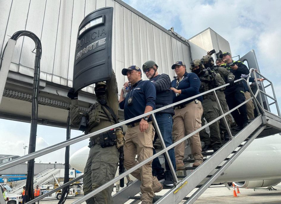 Fotografía cedida por la Policía de Colombia que muestra al exjefe paramilitar Salvatore Mancuso (3-i), quien fue comandante de las Autodefensas Unidas de Colombia (Auc), tras su llegada el martes al país procedente de Estados Unidos.
