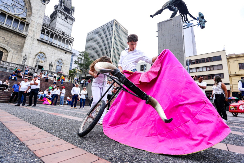Los taurinos se congregaron ayer en la Plaza de Bolívar, de Manizales, para defender las corridas de toros. Los taurinos se congregaron ayer en la Plaza de Bolívar, de Manizales, para defender las corridas de toros.