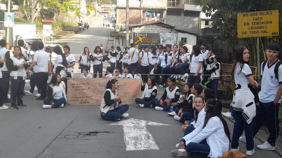Manifestación de estudiantes de colegio Nuestra Señora del Rosario de Manzanares protestan por falta de docentes. Manifestación de estudiantes de colegio Nuestra Señora del Rosario de Manzanares protestan por falta de docentes.
