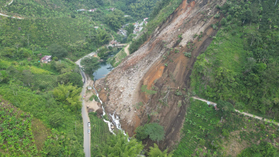 Imágenes del sobrevuelo de la Secretaría de Medio Ambiente y Corpocaldas por el derrumbe en el río Santo Domingo en Manzanares (Caldas). Imágenes del sobrevuelo de la Secretaría de Medio Ambiente y Corpocaldas por el derrumbe en el río Santo Domingo en Manzanares (Caldas).