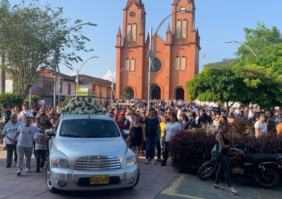 Acompañamiento de los habitantes de Anserma a Jhon Freddy Arce Arredondo en su último adiós. Acompañamiento de los habitantes de Anserma a Jhon Freddy Arce Arredondo en su último adiós.