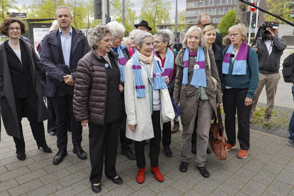 La demanda fue presentada por Verein Seniorinnen Schweiz, una asociación formada por más de 2.000 mujeres, en su mayoría mayores de 75 años. La demanda fue presentada por Verein Seniorinnen Schweiz, una asociación formada por más de 2.000 mujeres, en su mayoría mayores de 75 años.