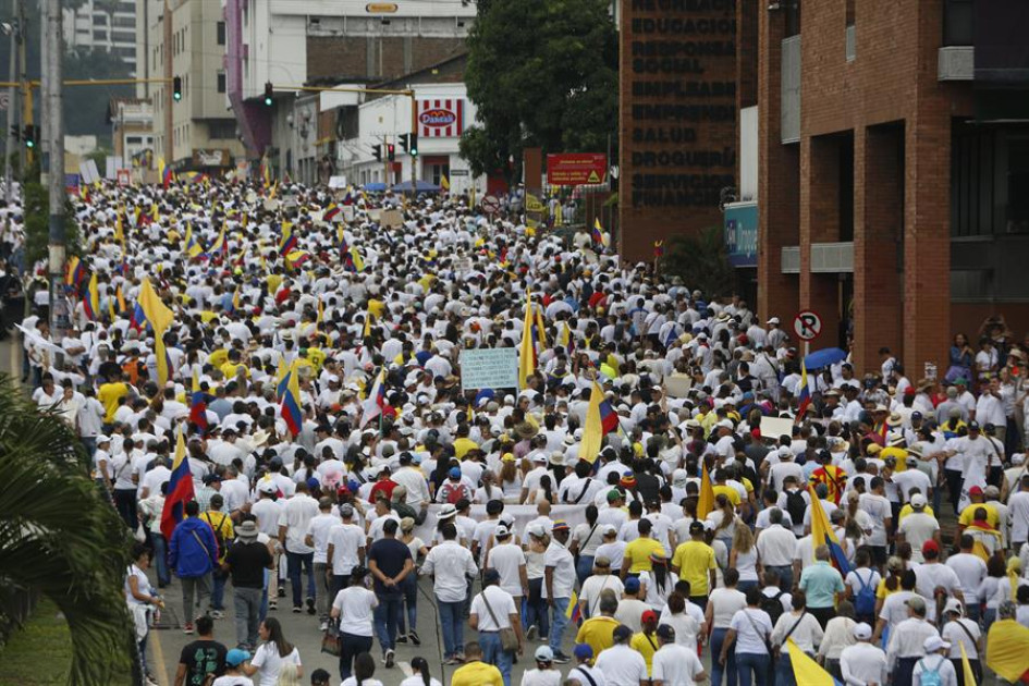 Marcha contra Petro en Cali Manifestantes opositores al Gobierno de Gustavo Petro participan en una jornada de protesta este domingo en las calles de Cali (Colombia).