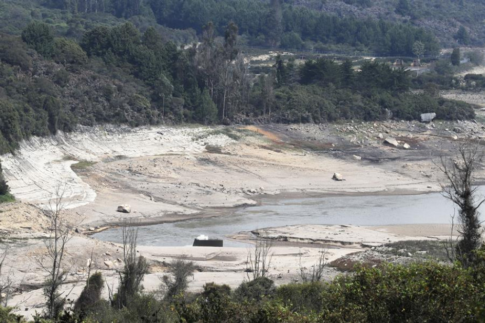 Embalse San Rafael Con extensas playas formadas por la falta de agua se observa este jueves el embalse San Rafael ubicado en el municipio de La Calera (Colombia).