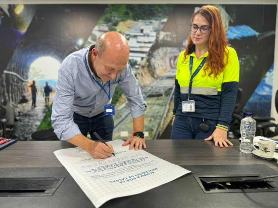 El rector de la Universidad Autónoma de Manizales (UAM) Carlos Eduardo Jaramillo, y la gerente de Recursos Humanos de Aris Mining, Leidy Gutiérrez, firmaron un convenio para fortalecer la educación en Caldas, sobre todo en Marmato. El rector de la Universidad Autónoma de Manizales (UAM) Carlos Eduardo Jaramillo, y la gerente de Recursos Humanos de Aris Mining, Leidy Gutiérrez, firmaron un convenio para fortalecer la educación en Caldas, sobre todo en Marmato.
