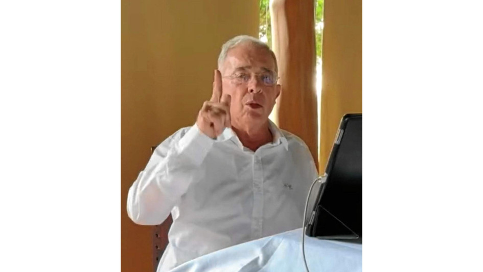 Álvaro Uribe leyó un comunicado de 43 puntos pronunciándose sobre su llamado a juicio. Álvaro Uribe leyó un comunicado de 43 puntos pronunciándose sobre su llamado a juicio.