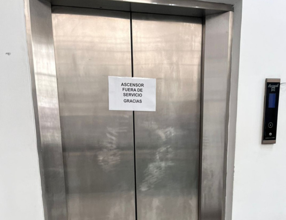 Fuera de servicio está el ascensor en el edificio de la licorera.