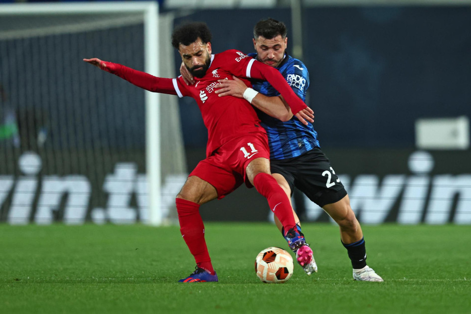 Mohamed Salah (11) y Sead Kolasinac durante el partido de fútbol de la vuelta de los cuartos de final de la Liga Europea de la UEFA entre el Atalanta BC y el Liverpool FC en el estadio de Bérgamo. Mohamed Salah (11) y Sead Kolasinac durante el partido de fútbol de la vuelta de los cuartos de final de la Liga Europea de la UEFA entre el Atalanta BC y el Liverpool FC en el estadio de Bérgamo.