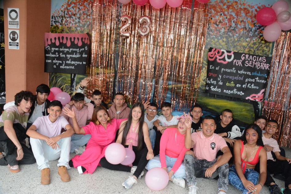 Estudiantes del grado 11 se vistieron de rosado en celebración del cumpleaños de su colegio. Estudiantes del grado 11 se vistieron de rosado en celebración del cumpleaños de su colegio.