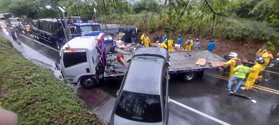 Un tractocamión, un camión, una grúa y un vehículo particular fueron los involucrados en la colisión. Un tractocamión, un camión, una grúa y un vehículo particular fueron los involucrados en la colisión.