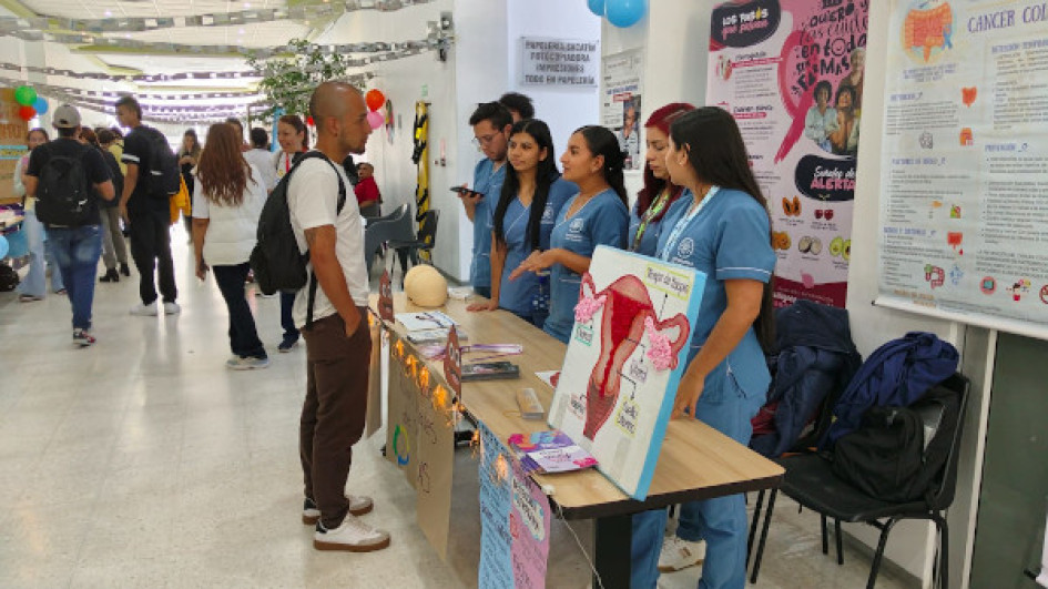 La Universidad de Caldas se vinculó a la Feria de la Salud - Mi Salud, mi derecho. Estudiantes de enfermería educaron a quienes visitaron su stand. Feria de la Salud - Mi Salud