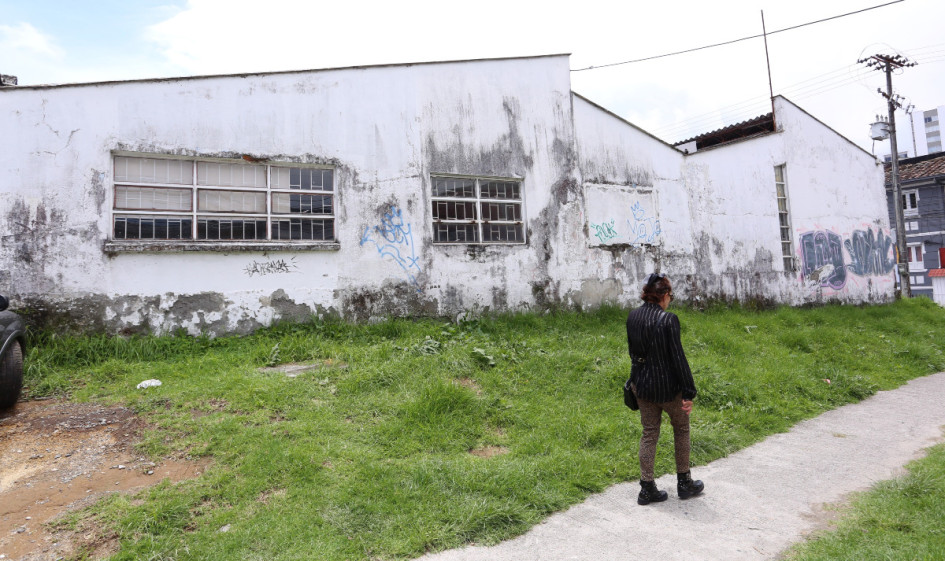 Pintura corroída y paredes agrietadas son parte del panorama que se ve en la fachada exterior de La Casa para Dignidad de las Mujeres en el sector Faneón. Denunciantes reportan que desde la Administración pasada el aspecto del inmueble ha estado en deterioro. Pintura corroída y paredes agrietadas son parte del panorama que se ve en la fachada exterior de La Casa para Dignidad de las Mujeres en el sector Faneón. Denunciantes reportan que desde la Administración pasada el aspecto del inmueble ha estado en deterioro.