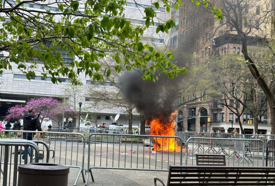 Se desconoce si el hombre que se prendió fuego a las afueras del tribunal de Nueva York permanece con vida. Se desconoce si el hombre que se prendió fuego a las afueras del tribunal de Nueva York permanece con vida.