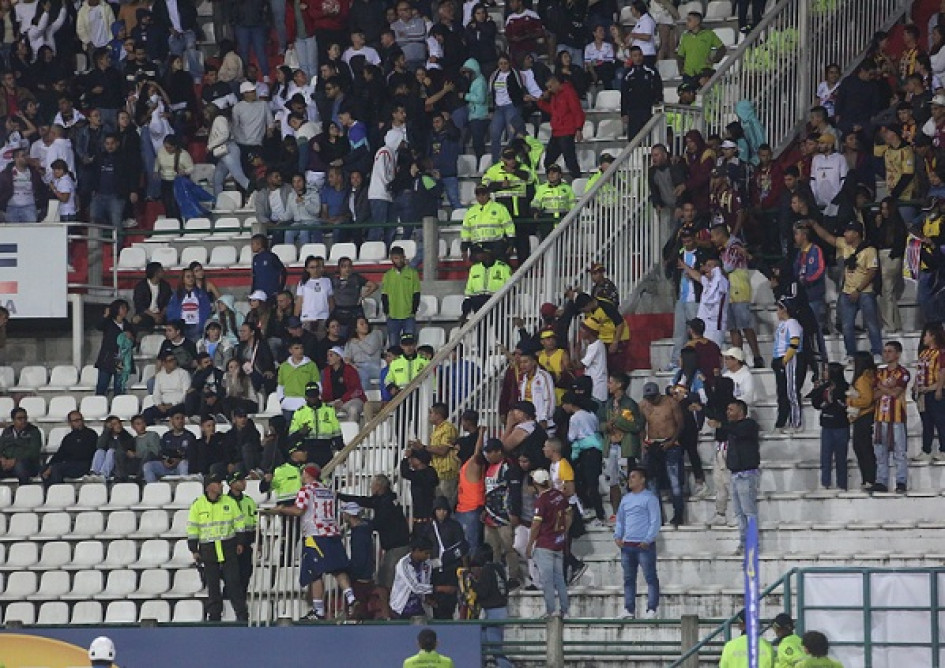 Hinchas del Deportes Tolima tuvieron altercados con los asistentes a la tribuna oriental del estadio Palogrande en el reciente partido que los pijaos perdieron 2-1 ante el Once Caldas. Hinchas del Deportes Tolima tuvieron altercados con los asistentes a la tribuna oriental del estadio Palogrande en el reciente partido que los pijaos perdieron 2-1 ante el Once Caldas.