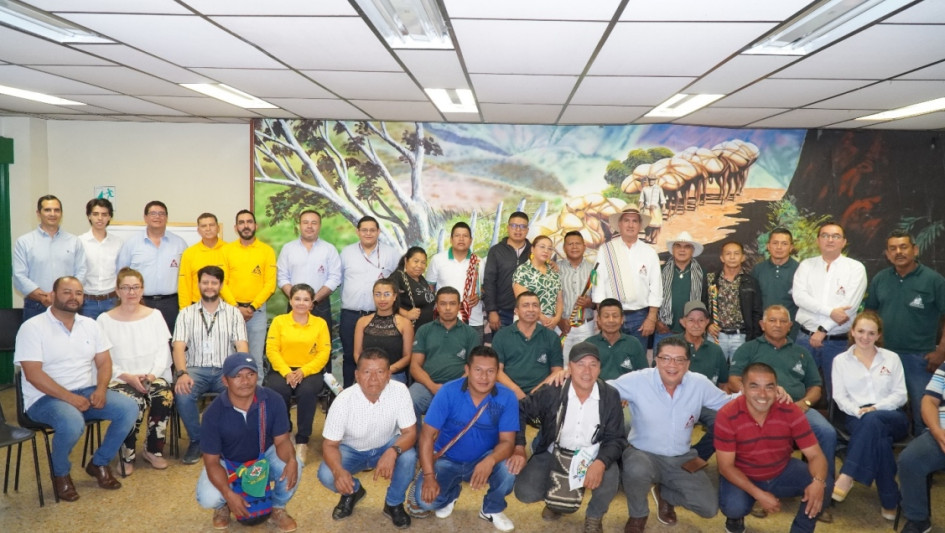 Los representantes de las comunidades indígenas, representantes cafeteros y del Departamento Nacional de Planeación participaron en el encuentro. Los representantes de las comunidades indígenas, representantes cafeteros y del Departamento Nacional de Planeación participaron en el encuentro.
