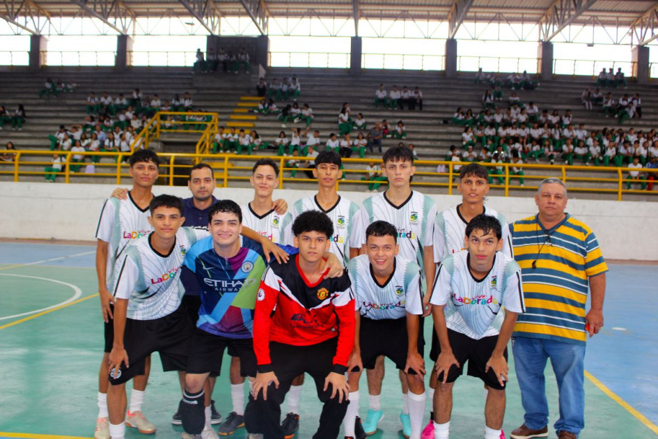 La selección de fútbol de la Institución Educativa Técnico Alfonso López se preparó junto a otros compañeros para llegar a la final. La selección de fútbol de la Institución Educativa Técnico Alfonso López se preparó junto a otros compañeros para llegar a la final.