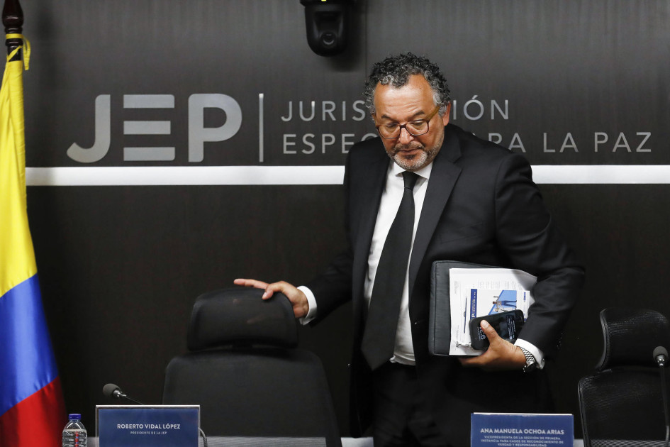 El presidente de la Jurisdicción Especial para la Paz (JEP), magistrado Roberto Vidal asiste a una rueda de prensa, el 29 de abril de 2024, en Bogotá (Colombia). El presidente de la Jurisdicción Especial para la Paz (JEP), magistrado Roberto Vidal asiste a una rueda de prensa, este lunes, en Bogotá.