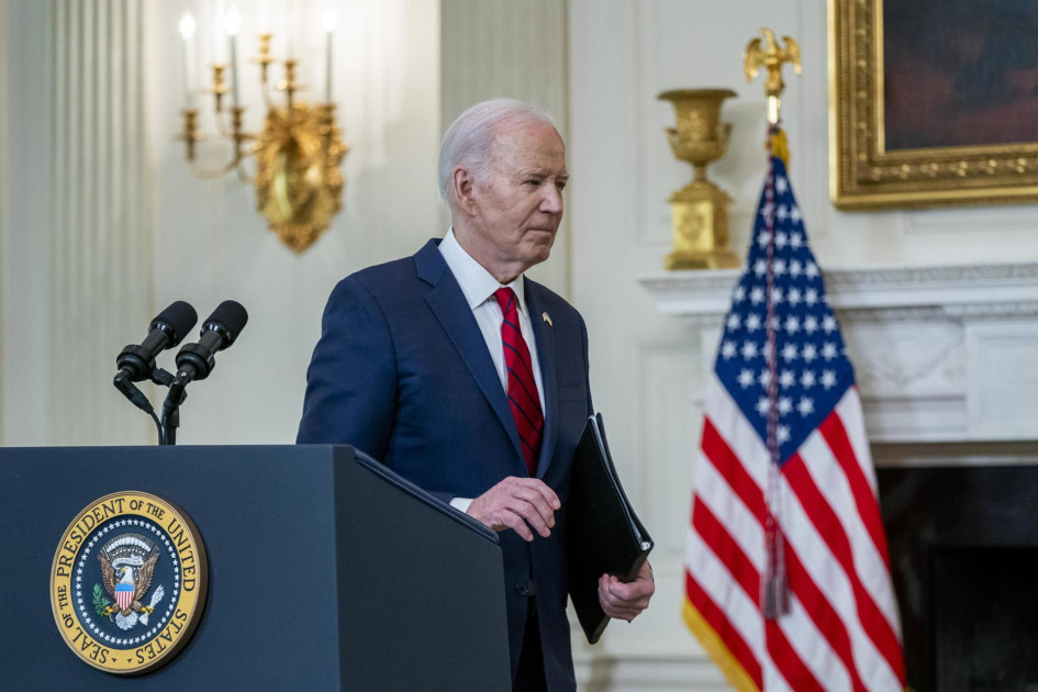 El presidente estadounidense, Joe Biden, camina después de pronunciar un discurso sobre el suplemento de seguridad nacional en el comedor estatal de la Casa Blanca en Washington, DC, EE.UU., este miércoles. El presidente estadounidense, Joe Biden, camina después de pronunciar un discurso sobre el suplemento de seguridad nacional en el comedor estatal de la Casa Blanca en Washington, DC, EE.UU., este miércoles.