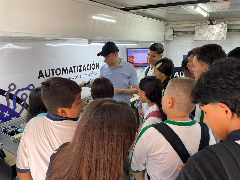 Exposiciones de tecnología estuvieron al servicio de los alumnos. Exposiciones de tecnología estuvieron al servicio de los alumnos.