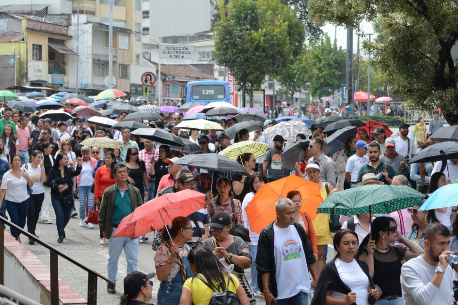 Los profesores, que marcharon ayer por la Avenida Santander de Manizales, se preguntaban si mañana tendrían clases. La Alcaldía y la Gobernación confirmaron que sí. Los profesores, que marcharon ayer por la Avenida Santander de Manizales, se preguntaban si mañana tendrían clases. La Alcaldía y la Gobernación confirmaron que sí.