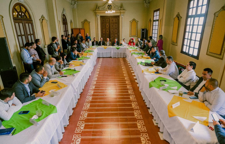 Los alcaldes de los 27 municipios y el gobernador de Caldas se reunieron en Manizales con el ministro de las TIC, Mauricio Lizcano. Los alcaldes de los 27 municipios y el gobernador de Caldas se reunieron en Manizales con el ministro de las TIC, Mauricio Lizcano.