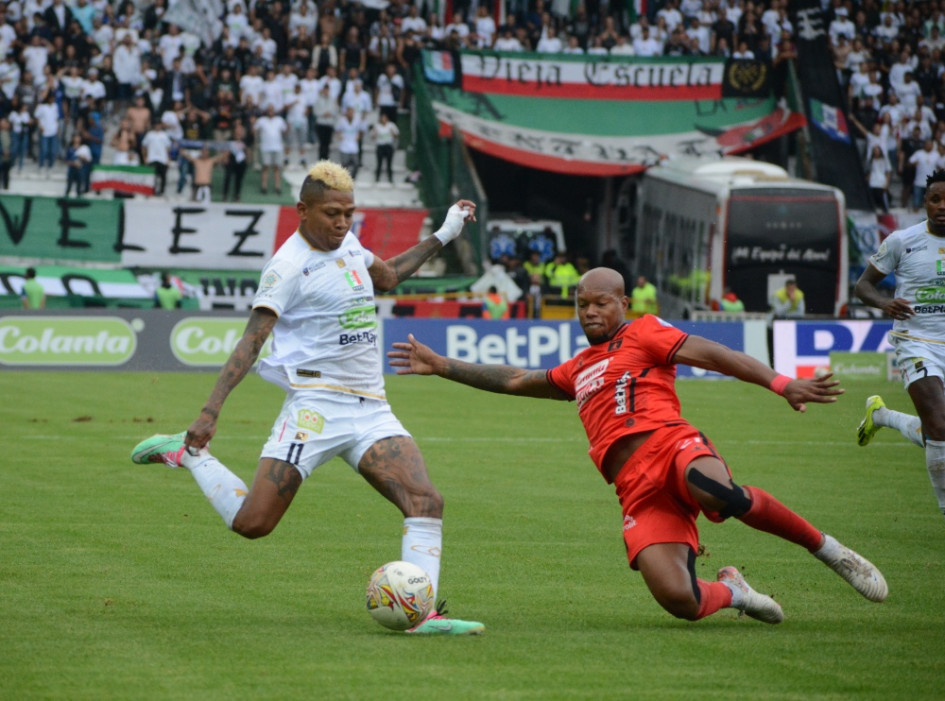 El ecuatoriano Billy Arce en una acción de juego ante Edwin Velasco en el partido que Once Caldas y América empataron sin goles. El ecuatoriano Billy Arce en una acción de juego ante Edwin Velasco en el partido que Once Caldas y América empataron sin goles.