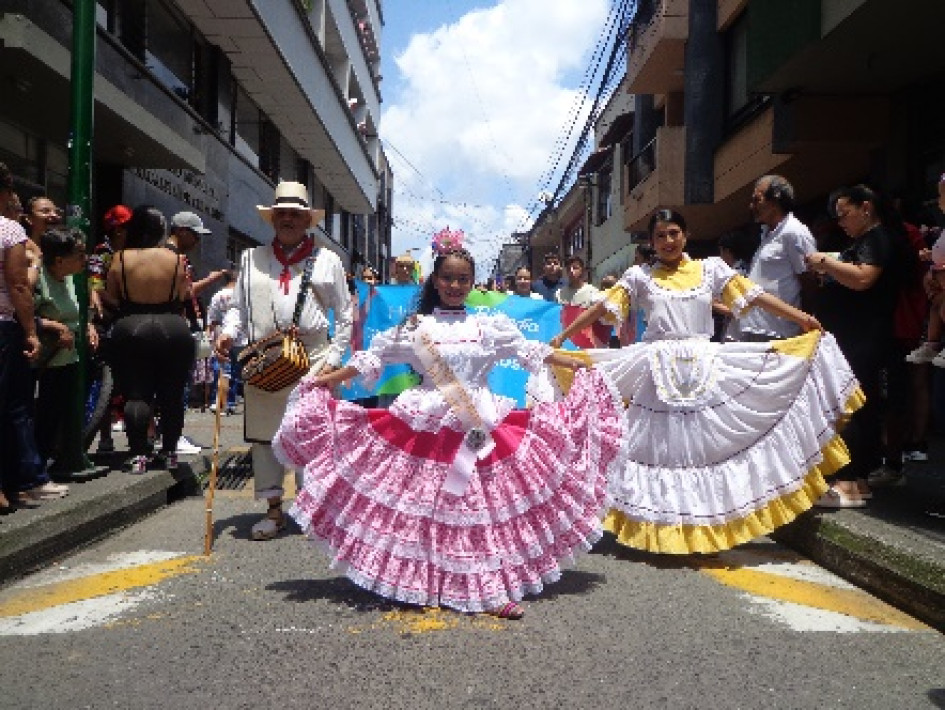Estudiantes desfilaron por el municipio. Estudiantes desfilaron por el municipio.