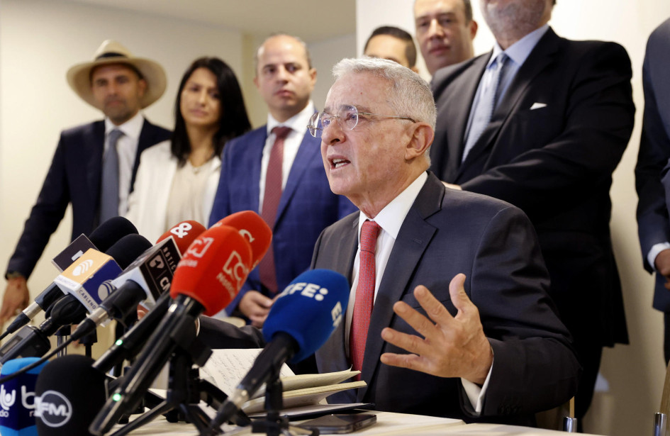 El expresidente colombiano Álvaro Uribe El expresidente colombiano Álvaro Uribe habla durante una rueda de prensa este jueves en Bogotá.