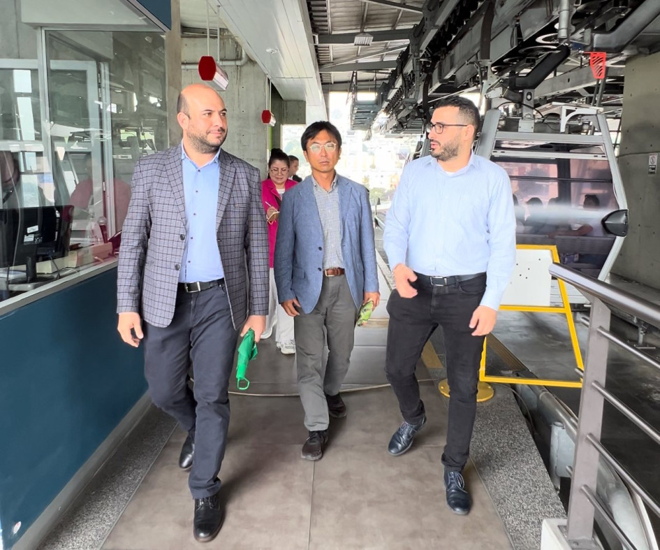 En el centro de la foto, Suk Soo Jung, director de Kotra (Oficina de Comercio e Inversión de la República de Corea) en Bogotá, quien recorrió Manizales en cable aéreo el 17 de abril. La Alcaldía le presentó el proyecto de continuidad de este sistema de transporte (líneas 4 y 5) para atraer posibles inversiones coreanas. En el centro de la foto, Suk Soo Jung, director de Kotra (Oficina de Comercio e Inversión de la República de Corea) en Bogotá, quien recorrió Manizales en cable aéreo el 17 de abril. La Alcaldía le presentó el proyecto de continuidad de este sistema de transporte (líneas 4 y 5) para atraer posibles inversiones coreanas.