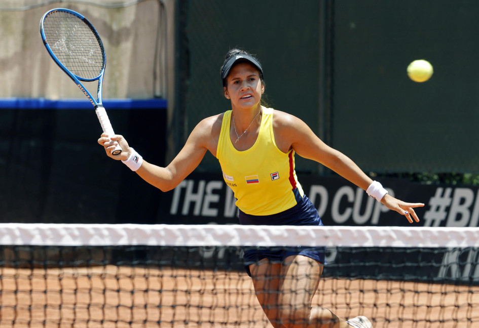 María Paulina Pérez de Colombia devuelve la pelota ante Julia Riera de Argentina este sábado, en un partido del Torneo Billie Jean King Cup en Bogotá María Paulina Pérez de Colombia devuelve la pelota ante Julia Riera de Argentina este sábado, en un partido del Torneo Billie Jean King Cup en Bogotá