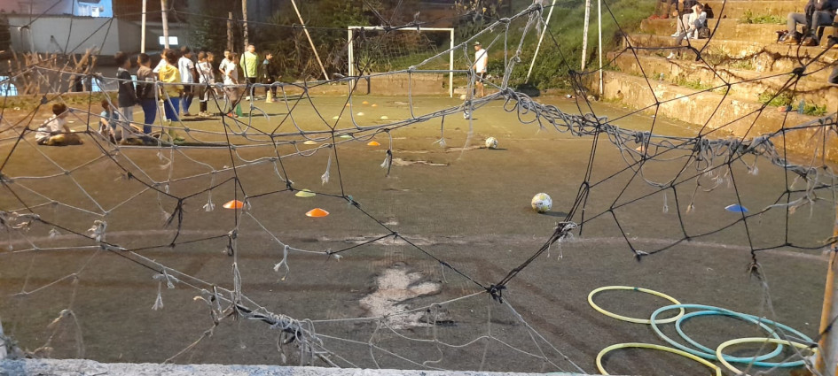 Foto | Cortesía | LA PATRIA La cancha tiene las mallas exteriores dañadas, así como la grama que presenta un considerable desgaste.